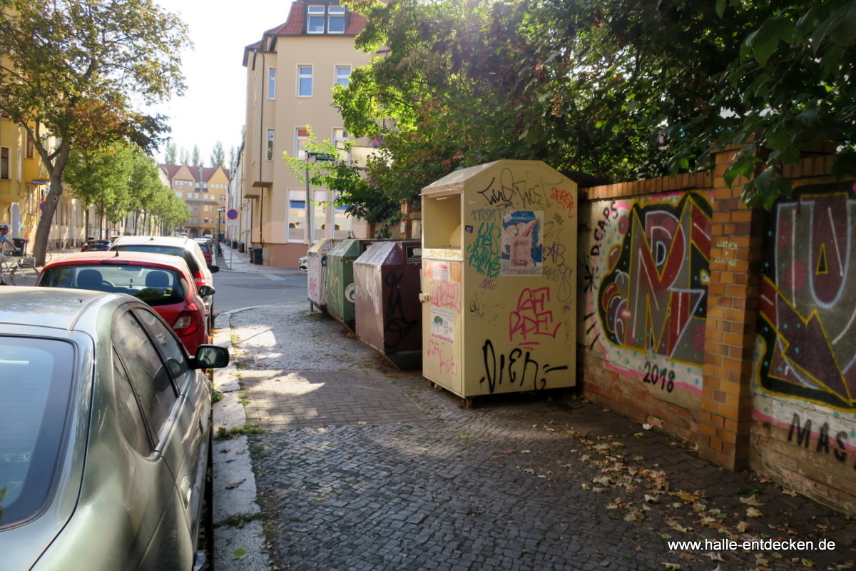 Wertstoffcontainer in der Jacobstraße und Ecke Bertramstraße.