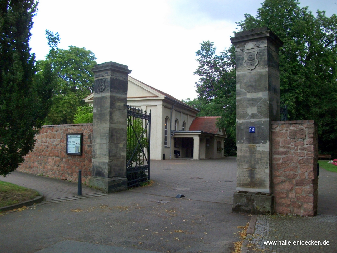 Eingang zum Nordfriedhof in Halle (Saale)