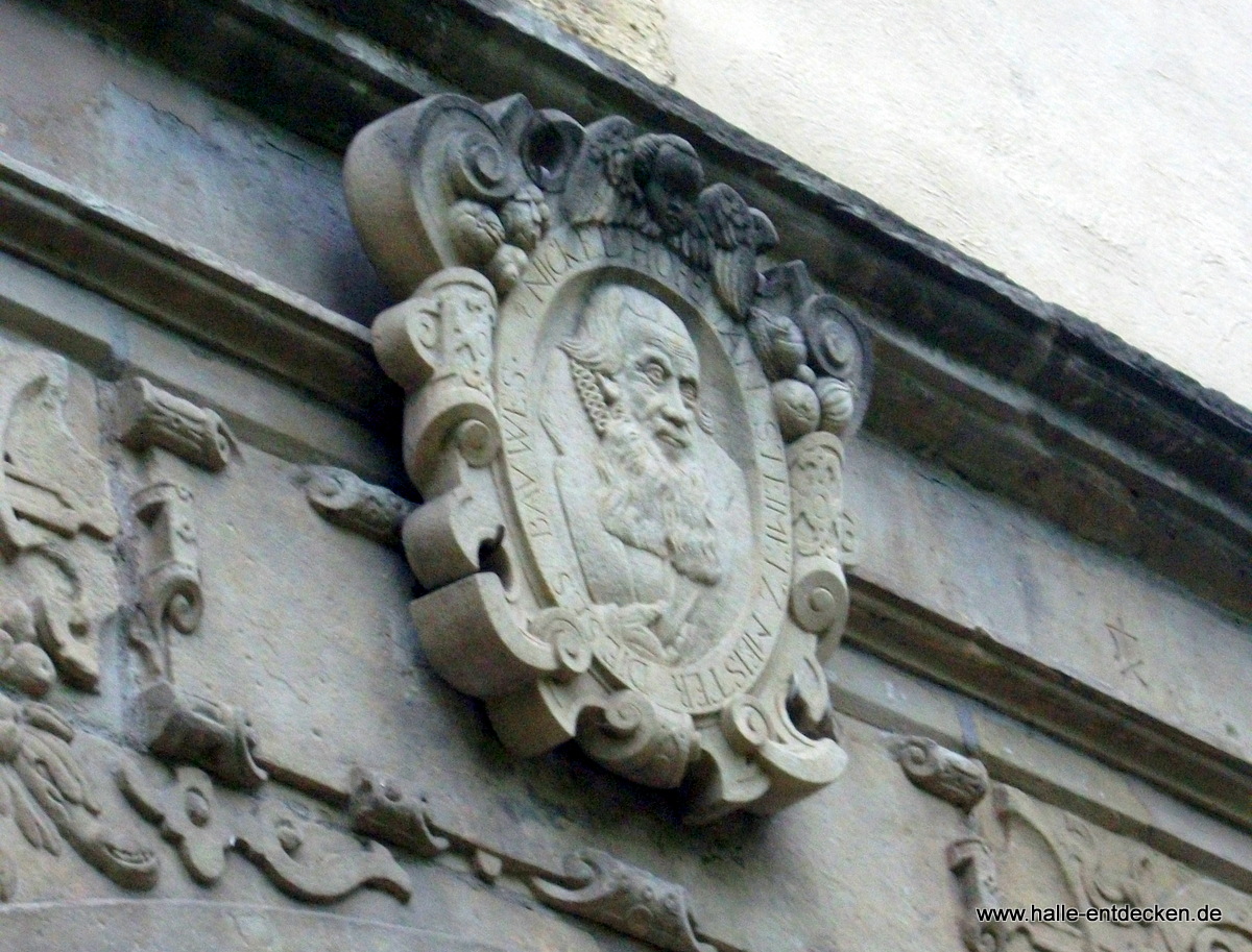 Nickel Hoffmann am Eingang zum Stadtgottesacker in Halle