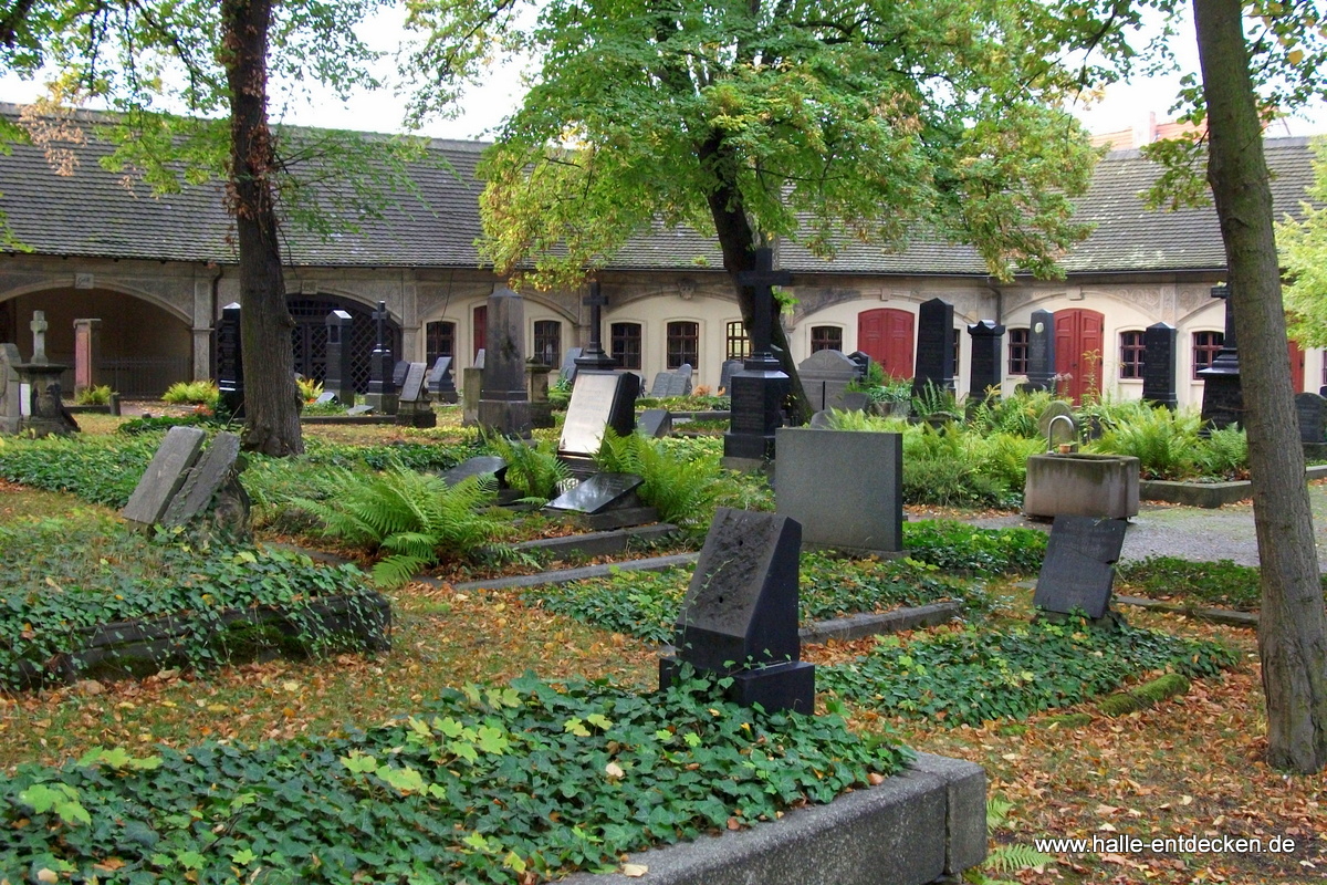 Gräber und Schwibbbögen auf dem Stadtgottesacker in Halle