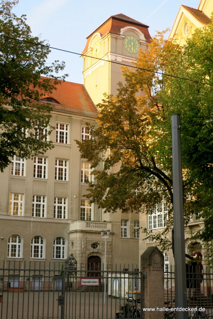 Turm mit Uhr am Georg-Cantor-Gymnasium in Halle (Saale).