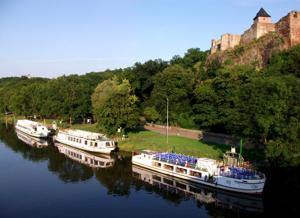 An der Giebichensteinbrücke in Halle, zwischen Giebichenstein und Kröllwitz. Blick zur Burg Giebichenstein.