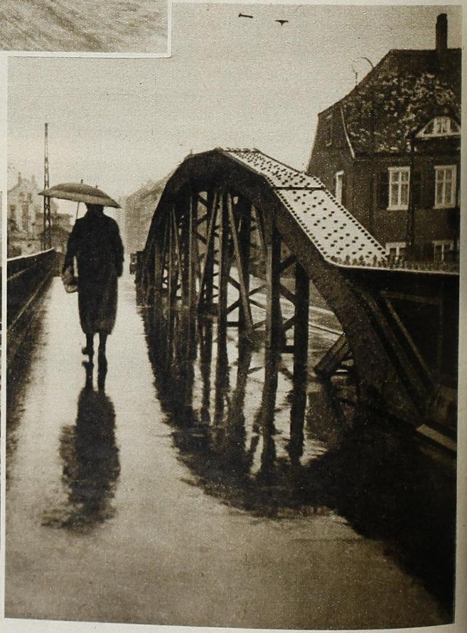 Die Schieferbrücke im Jahr 1936 bei regnerischem Herbstwetter.