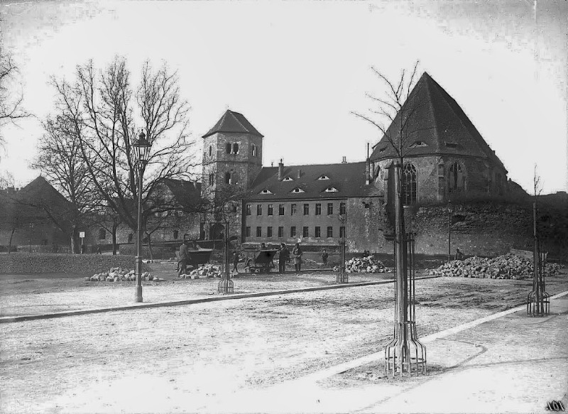 Der Paradeplatz (Friedemann-Bach-Platz) und die Moritzburg. Fotografiert von Gottfried Riehm.