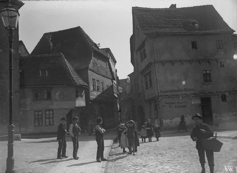 Nach Beschreibung des Stadtarchivs Halle die Zapfenstraße mit Blick zum Alten Markt. Fotografiert von Gottfried Riehm.