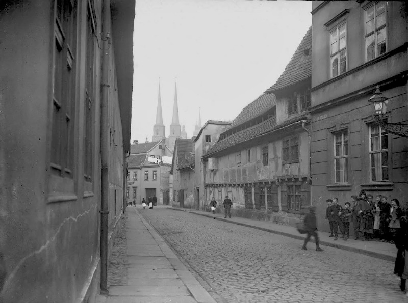 Vermutlich die Kellnerstraße auf der Strohhofinsel mit Blick zur Marktkirche. Fotografiert von Gottfried Riehm.