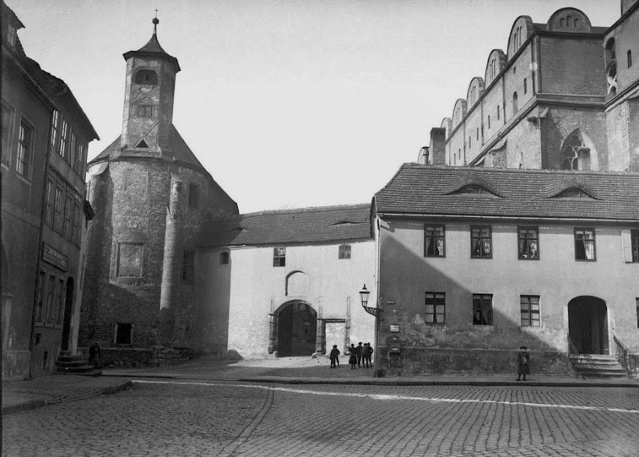 Der Domplatz mit der Domstraße, dem Dom und der Neuen Residenz. Fotografiert von Gottfried Riehm.