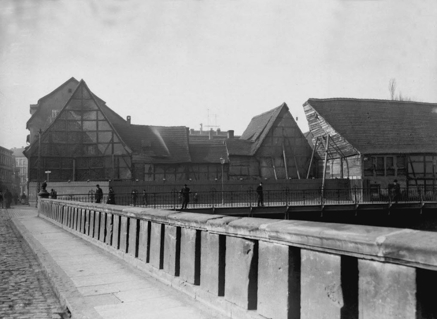 Die Klausbrücke mit Blick zum Robert-Franz-Ring und zur Mansfelder Straße. Fotografiert von Gottfried Riehm.