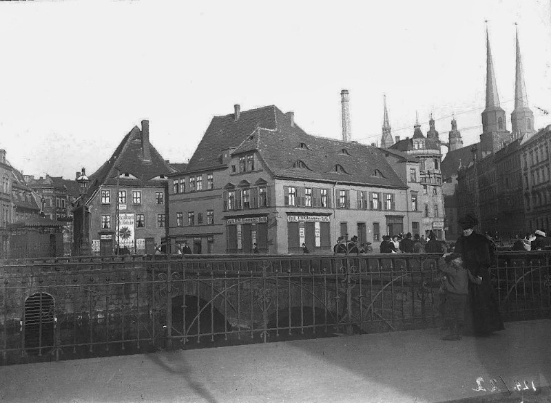 Blick vom Robert-Franz-Ring über die Klausbrücke zur Großen Klausstraße und zur Hackebornstraße. Fotografiert von Gottfried Riehm.