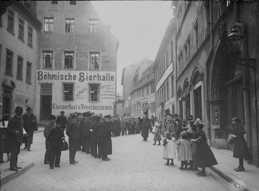Die Rathausstraße an der Ecke Kleine Steinstraße. Später entsteht dort die Sparkasse. Fotografiert von Gottfried Riehm.