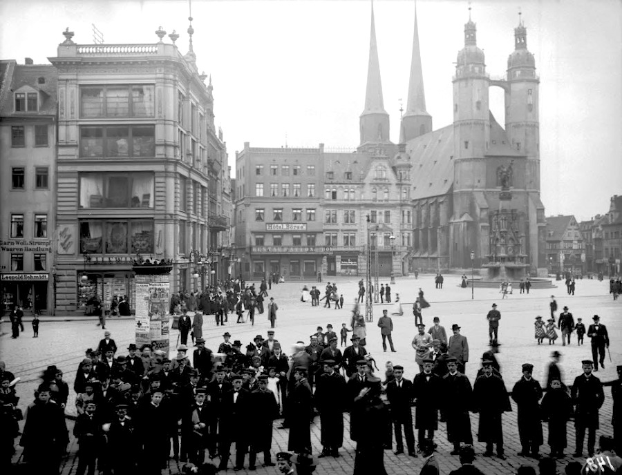 Der Marktplatz mit der Ecke zur Schmeerstraße. Rechts im Bild der Marktbrunnen und die Marktkirche. Fotografiert von Gottfried Riehm.