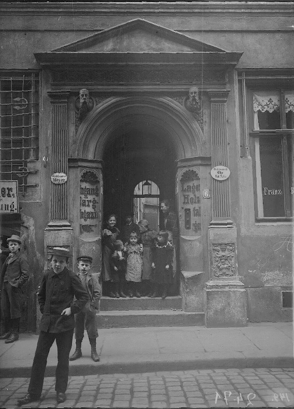 Portal der Brüderstraße 6. Fotografiert von Gottfried Riehm.