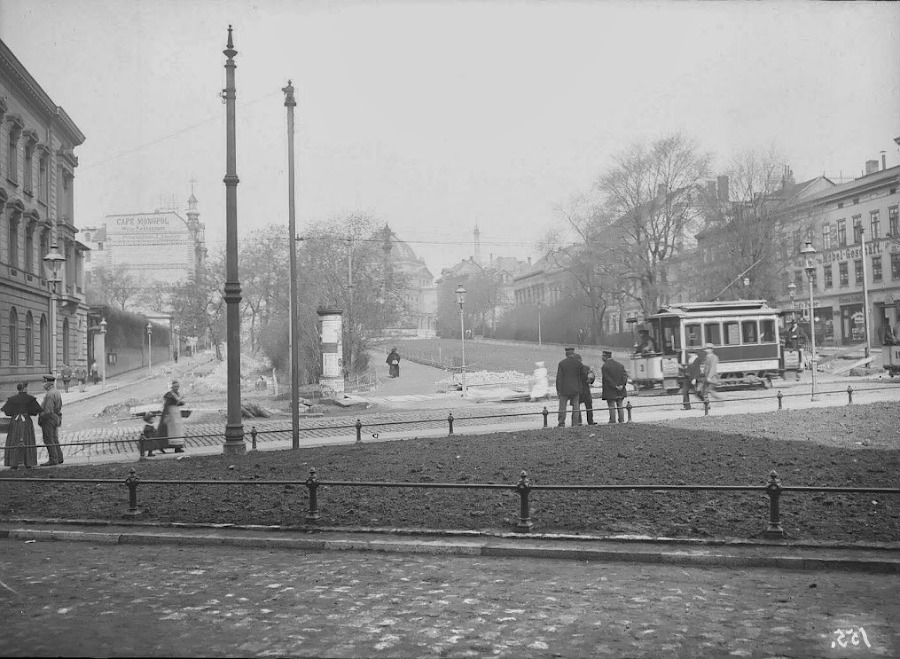 Die Alte Promenade (Joliot-Curie-Platz) mit Blick zum Stadttheater. Fotografiert von Gottfried Riehm.