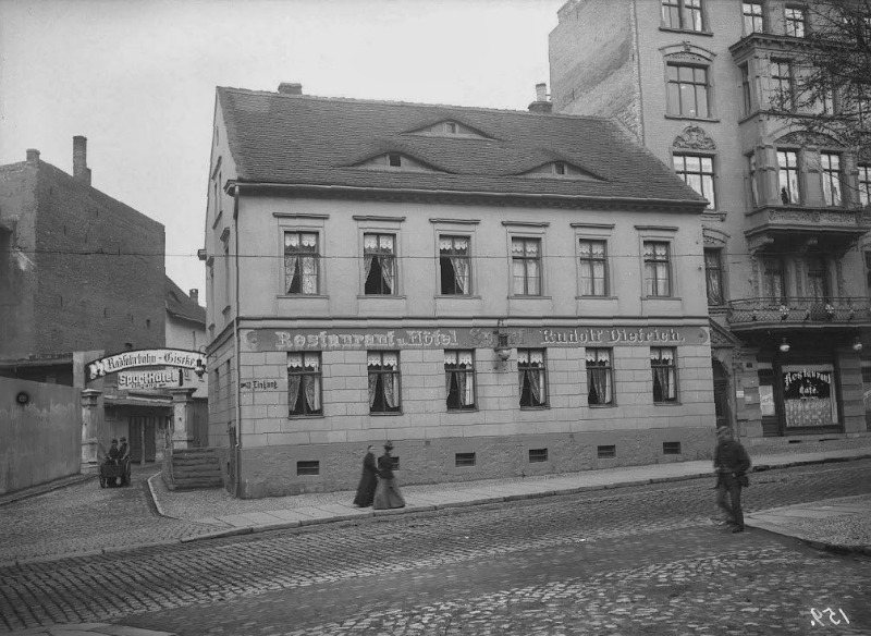 Die Große Steinstraße 27 mit der Radfahrbahn Giseke und dem Sporthotel. Fotografiert von Gottfried Riehm.