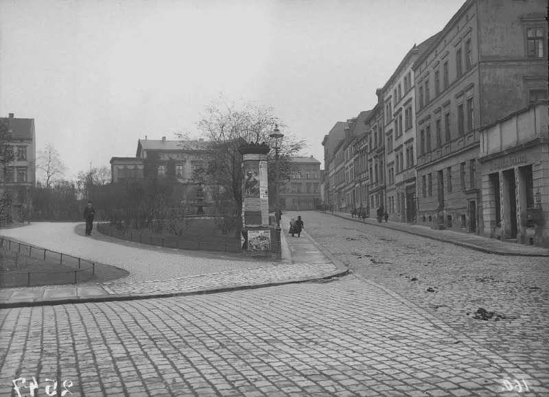 Die Sophienstraße (Adam-Kuckhoff-Straße) an der Ecke Luisenstraße. Fotografiert von Gottfried Riehm.
