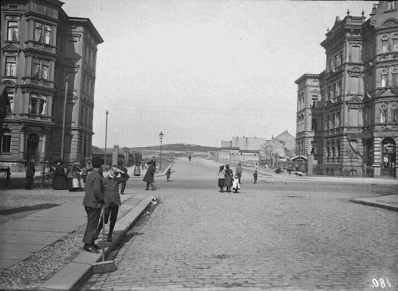 Blick aus der Martha-Brautzsch-Straße in die Willy-Lohmann-Straße (Kaiserstraße). An der Ecke Ludwig-Wucherer-Straße. Fotografiert von Gottfried Riehm.