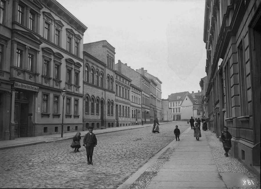 Die Henriettenstraße (Georg-Cantor-Straße) mit Blick zur Breiten Straße. Fotografiert von Gottfried Riehm.