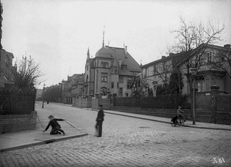 Blick in die Händelstraße vom Advokatenweg aus gesehen. Fotografiert von Gottfried Riehm.