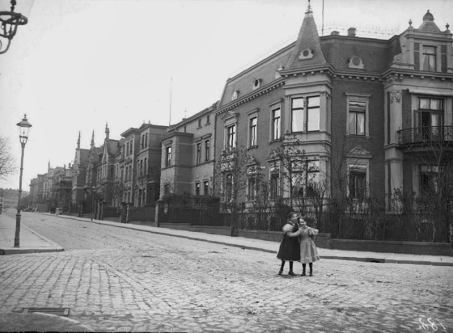 Blick vom Advokatenweg in die Lafontainestraße. Fotografiert von Gottfried Riehm.