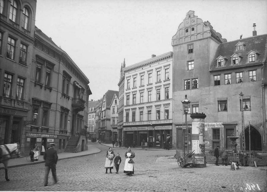 Blick vom Alten Markt in die Schmeerstraße. Rechts die ehemalige Michaeliskapelle. Fotografiert von Gottfried Riehm.