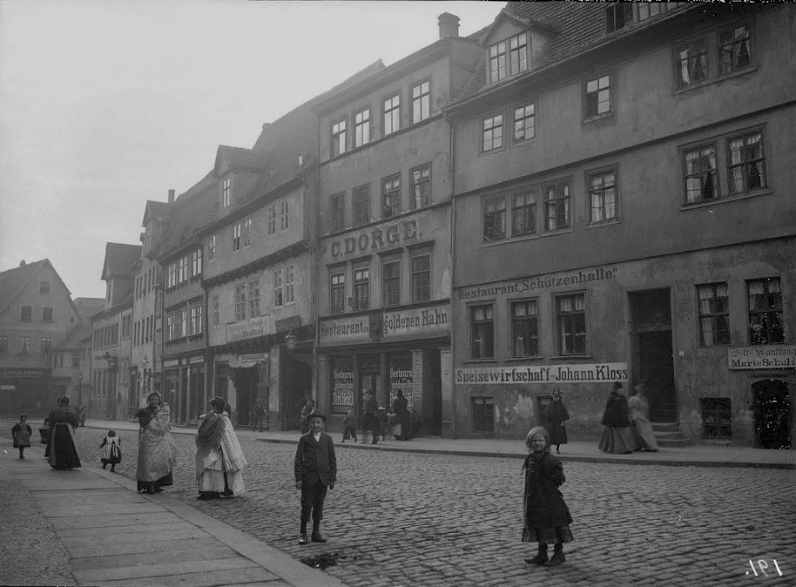 Die Nordseite des Alten Marktes. Im Hintergrund biegt rechts die Meteritzstraße ab. Fotografiert von Gottfried Riehm.