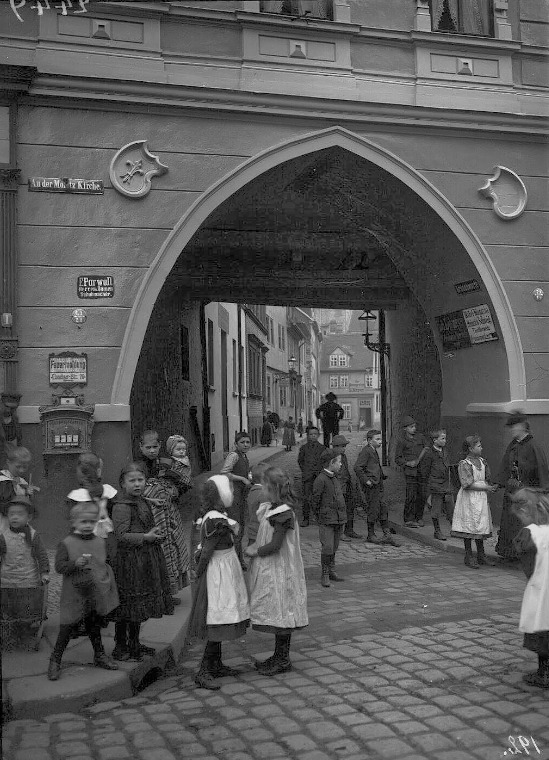 An der Moritzkirche mit Durchfahrt zur Brunos Warte. Fotografiert von Gottfried Riehm.
