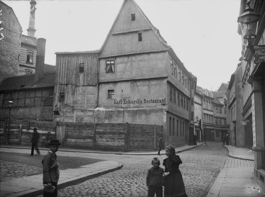 Die Große Klausstraße in Halle an der Ecke Oleariusstraße. Fotografiert von Gottfried Riehm.