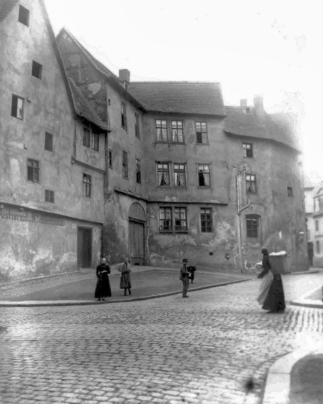 Die Oleariusstraße in Halle mit Blick zur Kleinen Ulrichstraße an der Ecke Große Klausstraße. Fotografiert von Gottfried Riehm.