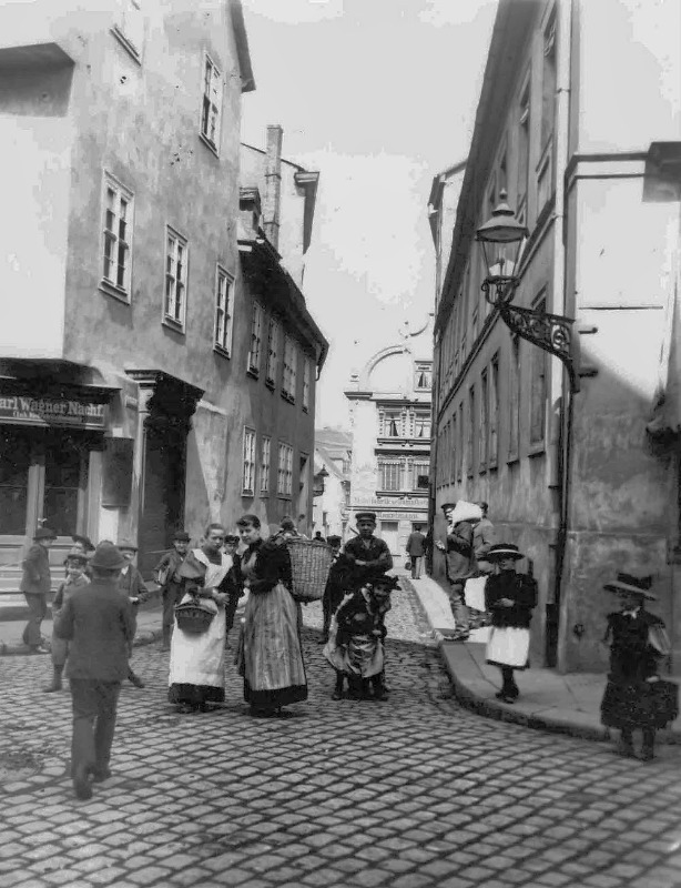 Die Kleine Ulrichstraße mit dem Händelhaus (rechts) an der Ecke Kleine Klausstraße. Fotografiert von Gottfried Riehm.
