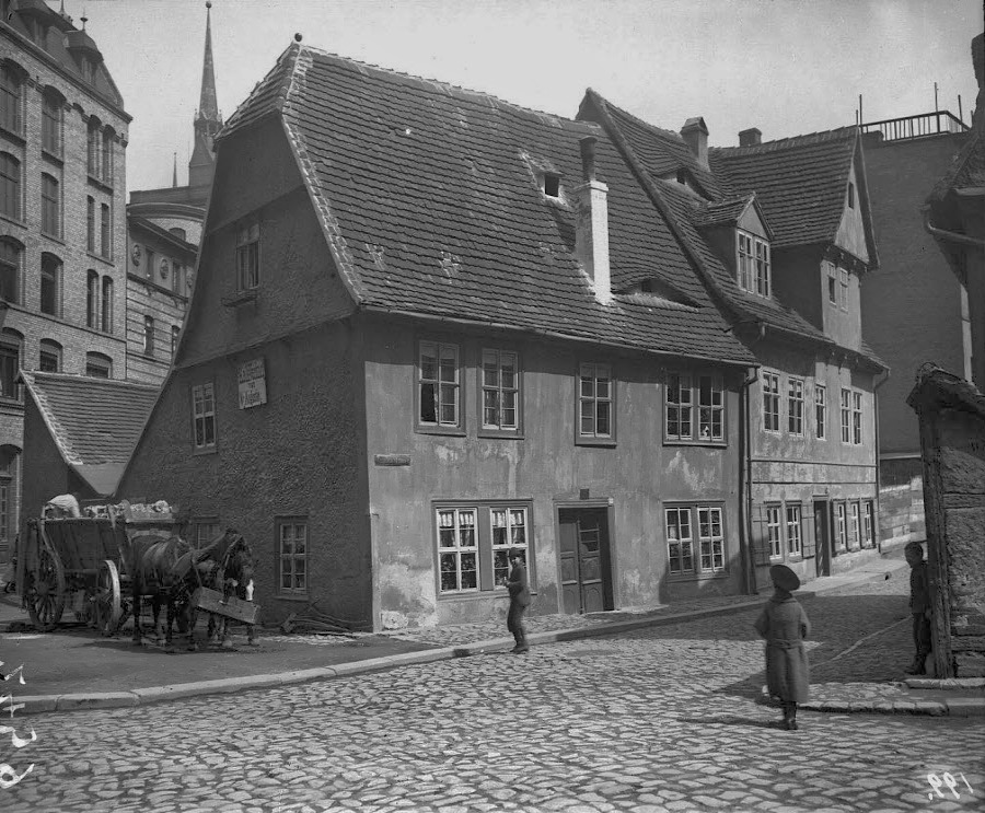 Vermutlich die Zapfenstraße von der Oleariusstraße aus gesehen. Fotografiert von Gottfried Riehm.