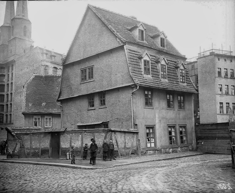 Vermutlich die Steinbockgasse von der Oleariusstraße aus gesehen. Fotografiert von Gottfried Riehm.
