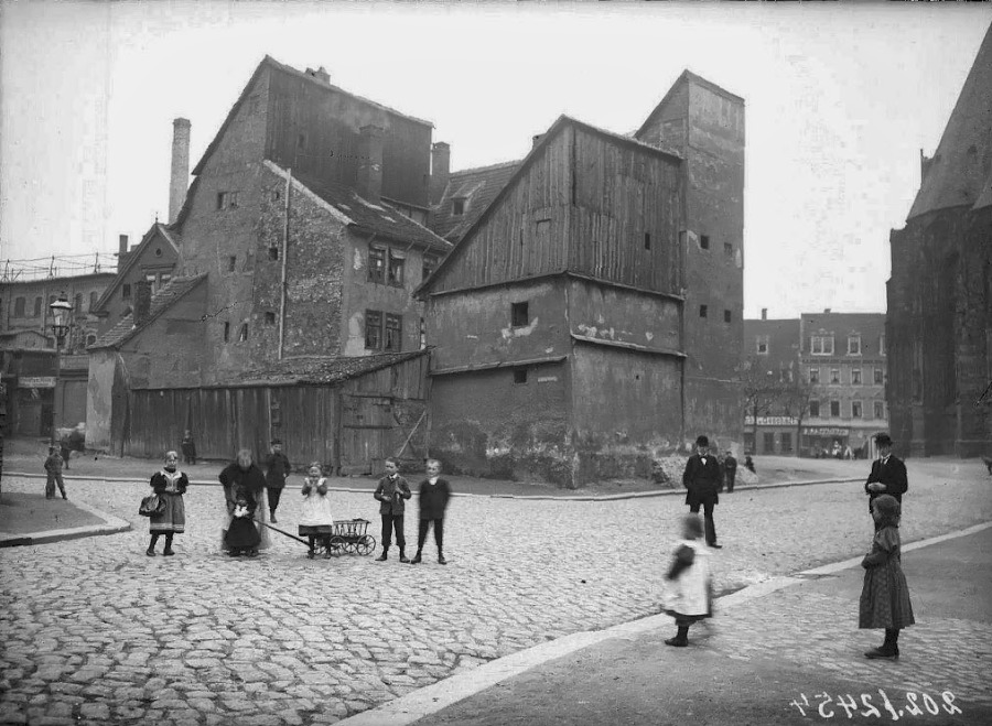 Der Moritzkirchhof von der Ecke Dreyhauptstraße und Gutjahrstraße gesehen. Fotografiert von Gottfried Riehm.