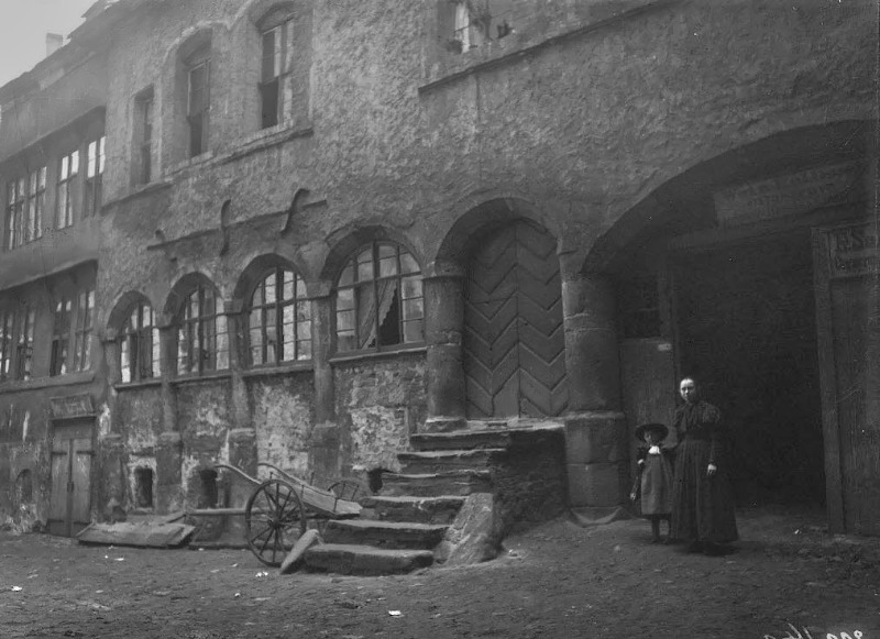 Der Innenhof des Kühlen Brunnen in Halle. Fotografiert von Gottfried Riehm.