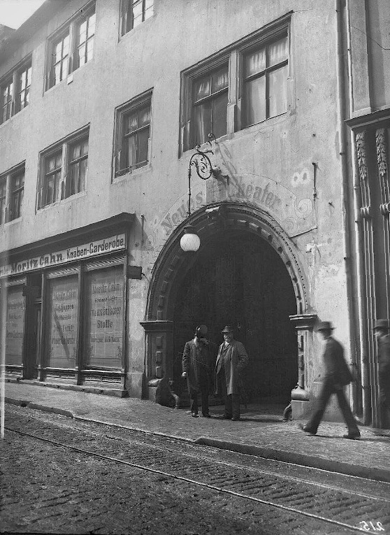 Die Große Ulrichstraße mit Eingang zum ehemaligen Neuen Theater. Fotografiert von Gottfried Riehm.