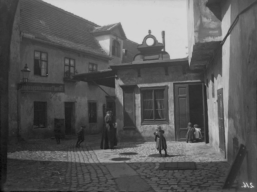 Ein Innenhof in der Große Ulrichstraße 3 mit ehemaligen Neuen Theater. Fotografiert von Gottfried Riehm.