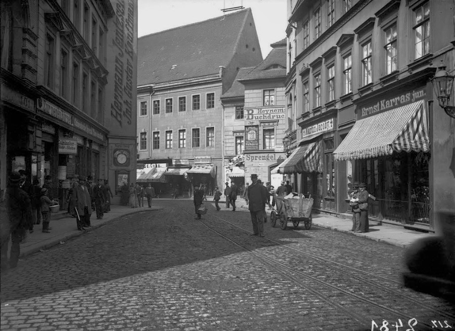Die Leipziger Straße mit Blick in Richtung Marktplatz und den ehemaligen Barockanbau des Rathauses. Fotografiert von Gottfried Riehm.