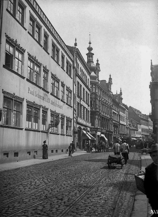 Die Leipziger Straße mit Blick in Richtung Leipziger Turm. Mittig biegt links die Straße Kleiner Sandberg ab. Fotografiert von Gottfried Riehm.