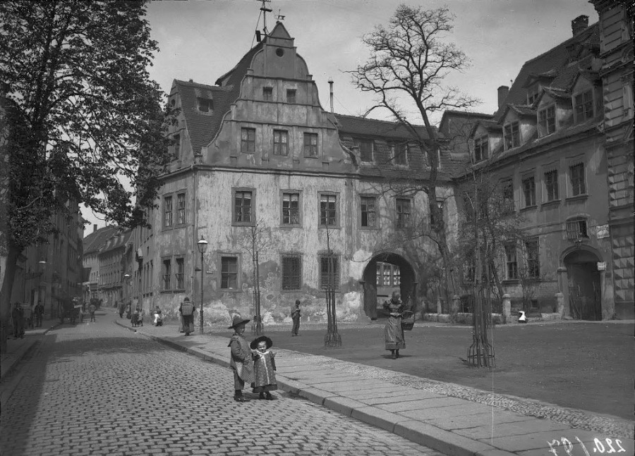 Die Große Märkerstraße mit Blick in Richtung Marktplatz und dem Christian-Wolff-Haus dem späteren Stadtmuseum. Fotografiert von Gottfried Riehm.