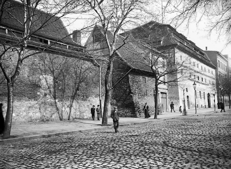 Die Neue Promenade (Waisenhausring) mit Stadtmauer und Schule. Fotografiert von Gottfried Riehm.