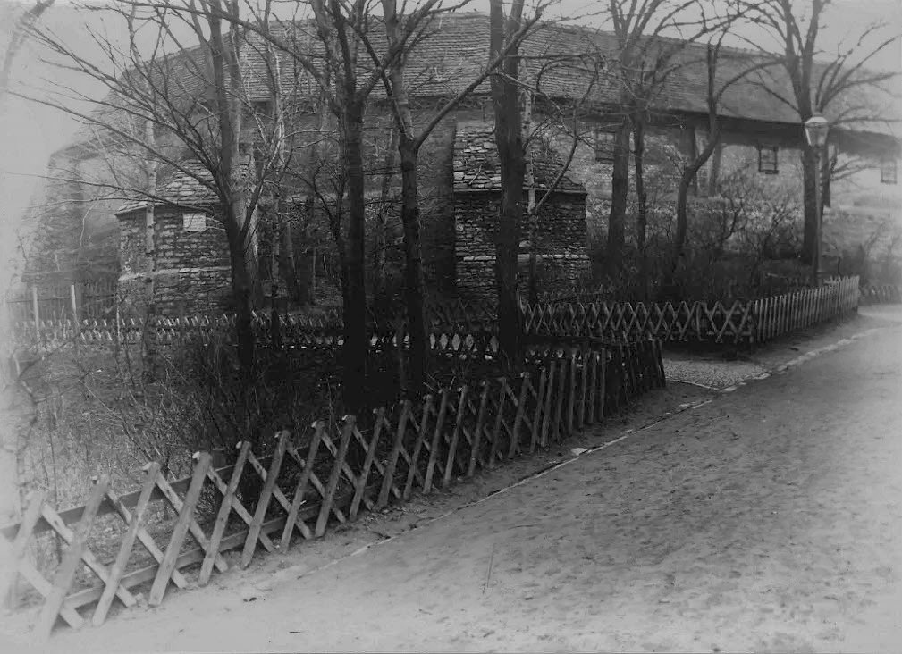 Die Gottesackerstraße am Stadtgottesacker. Fotografiert von Gottfried Riehm.