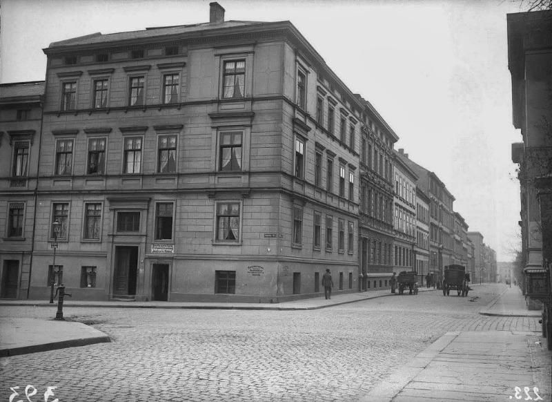 Straßenecke Adam-Kuckhoff-Straße (Sophienstraße) und Emil-Abderhalden-Straße (Wilhelmstraße) mit Blick in die Wilhelmstraße nach dem Harz. Fotografiert von Gottfried Riehm.
