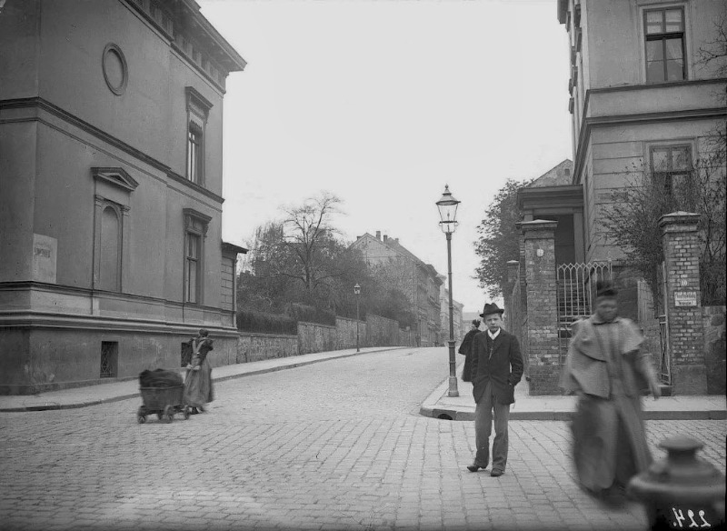 Straßenecke Adam-Kuckhoff-Straße (Sophienstraße) und Emil-Abderhalden-Straße (Wilhelmstraße) mit Blick in die Sophienstraße nach Norden. Fotografiert von Gottfried Riehm.