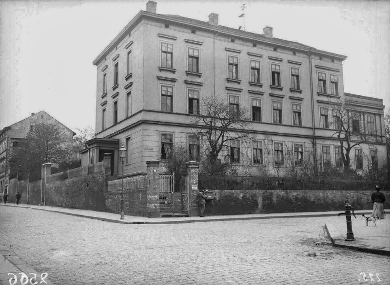 Straßenecke Adam-Kuckhoff-Straße (Sophienstraße) und Emil-Abderhalden-Straße (Wilhelmstraße) mit Blick in die Sophienstraße nach Norden. Fotografiert von Gottfried Riehm.