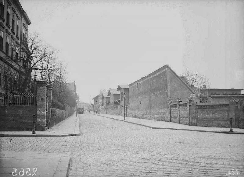 Straßenecke Adam-Kuckhoff-Straße (Sophienstraße) und Emil-Abderhalden-Straße (Wilhelmstraße) mit Blick in die Wilhelmstraße zur Ludwig-Wucherer-Straße. Fotografiert von Gottfried Riehm.