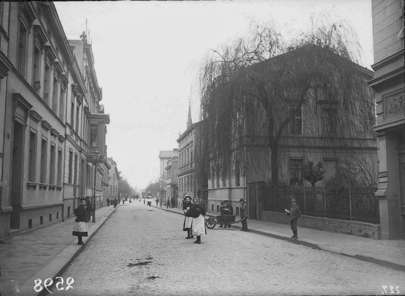 Der Mühlweg mit der Hausnummer 33 links und Blick zur Bernburger Straße. Fotografiert von Gottfried Riehm.