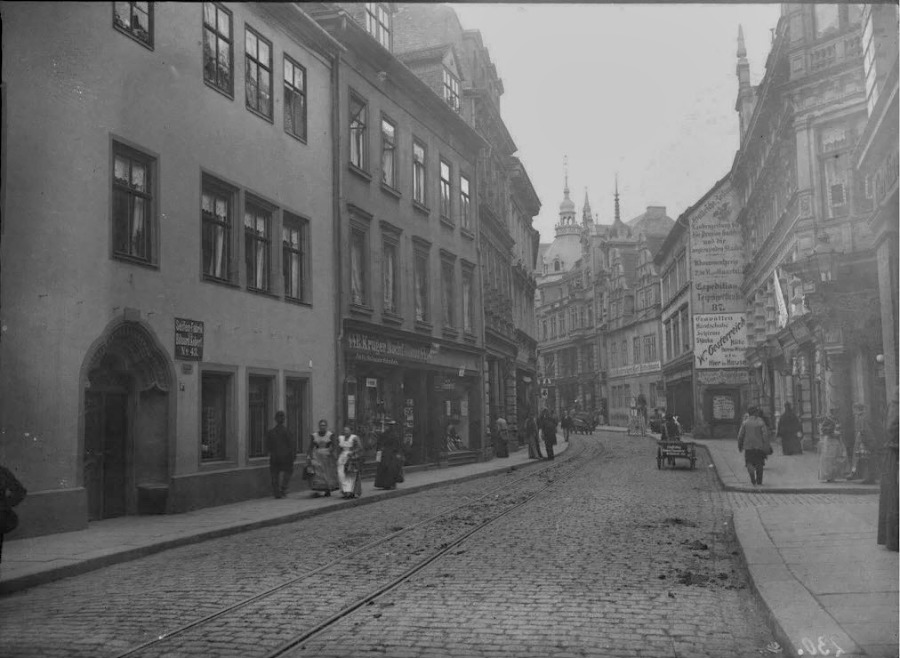 Die Große Ulrichstraße zwischen Jägergasse und Bölbergasse mit Blick in Richtung Marktplatz. Fotografiert von Gottfried Riehm.