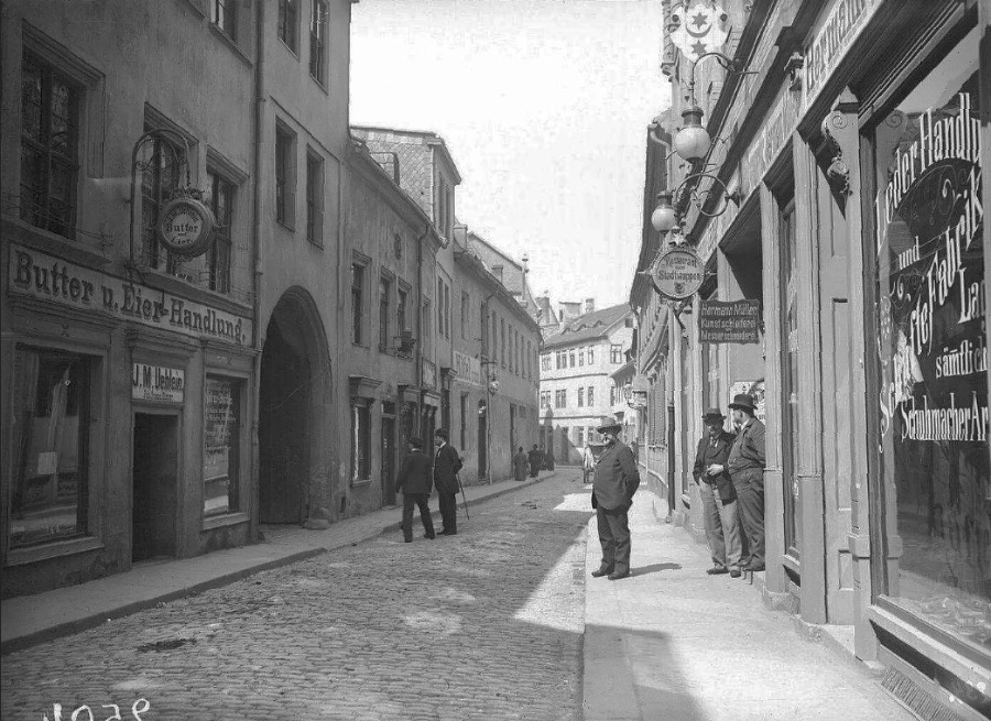 Blick durch die Große Nikolaistraße in Richtung Händelhaus und Dom. Im Hintergrund die Ecke zur Kleinen Marktstraße. Fotografiert von Gottfried Riehm.