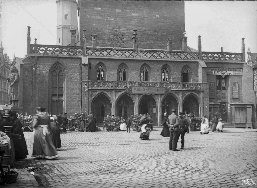 Die Umbauung des Roten Turms auf dem Marktplatz. Im Hintergrund ist die Marktkirche zu sehen .Fotografiert von Gottfried Riehm.