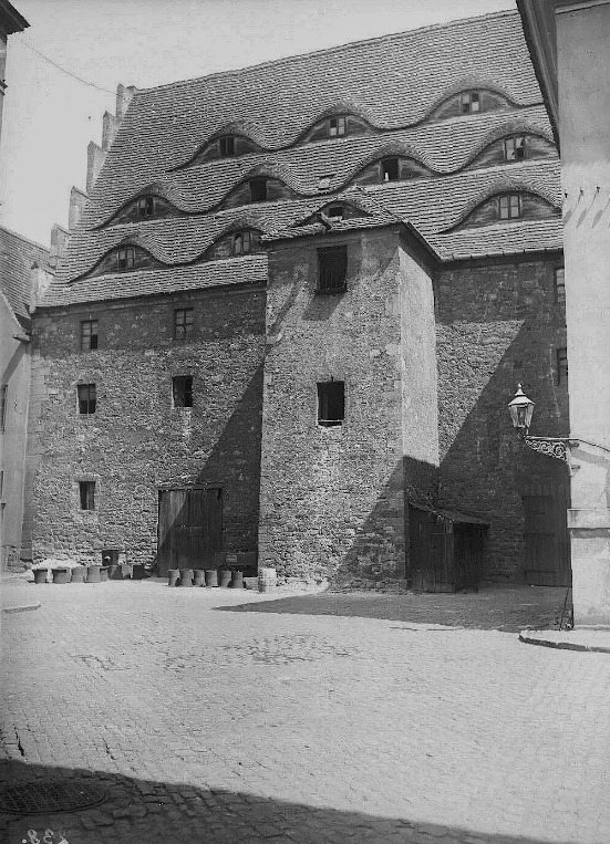 In der Rathausstraße Blick auf den ehemaligen Ratsmarstall. Fotografiert von Gottfried Riehm.