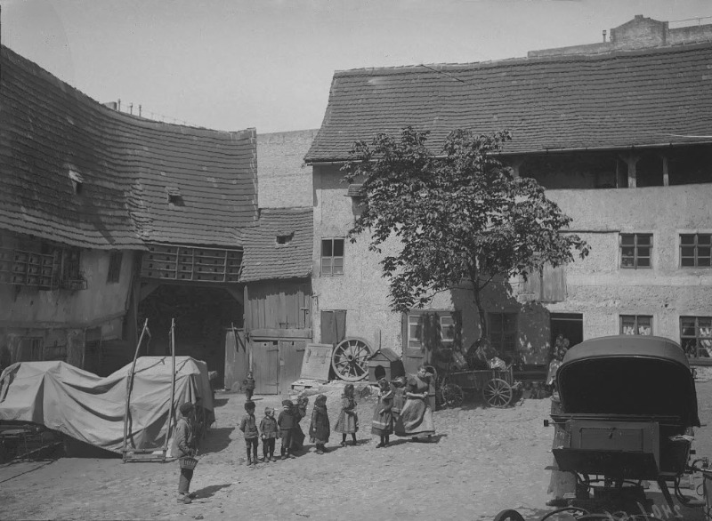 Hof der Kleinen Ulrichstraße 5. Fotografiert von Gottfried Riehm.